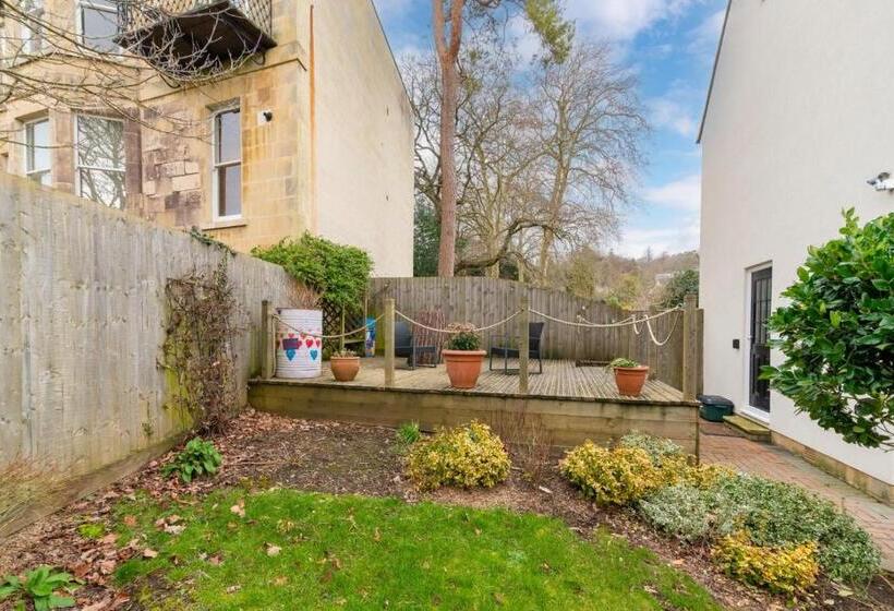 פנסיון Near Major Attractions | Comfortable | Tv