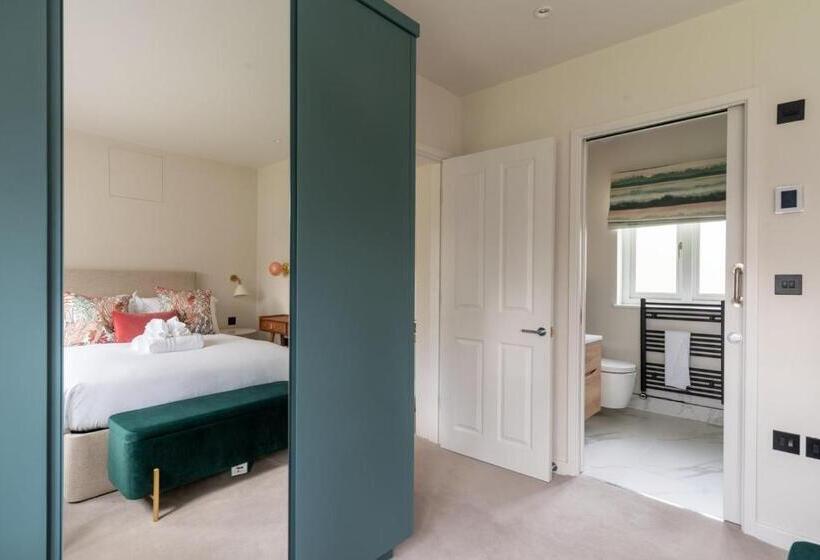 פנסיון Near Major Attractions | Comfortable | Tv