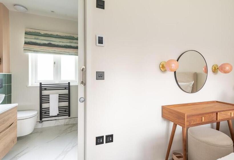 פנסיון Near Major Attractions | Comfortable | Tv