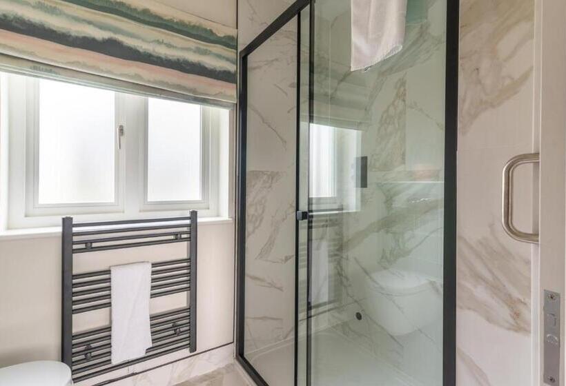 פנסיון Near Major Attractions | Comfortable | Tv