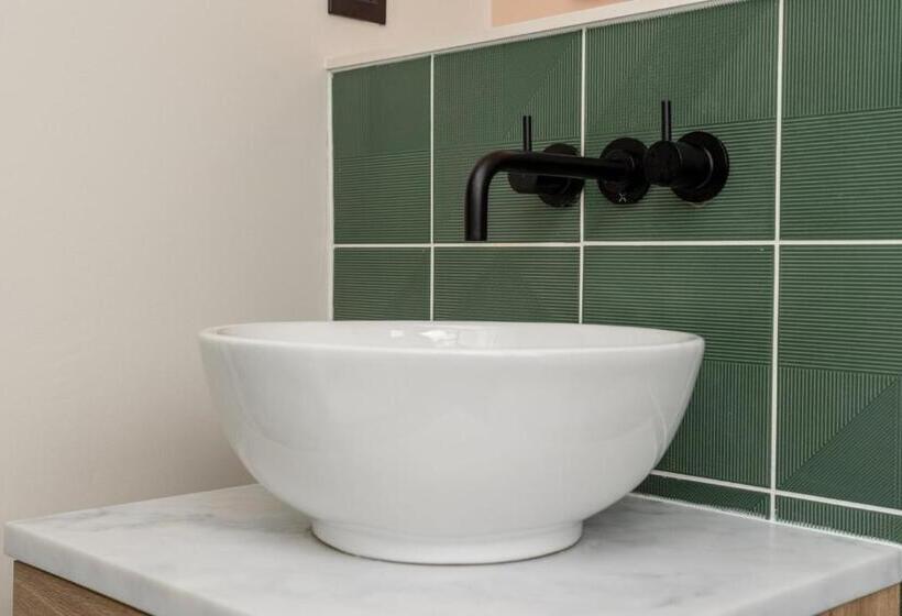 פנסיון Near Major Attractions | Comfortable | Tv