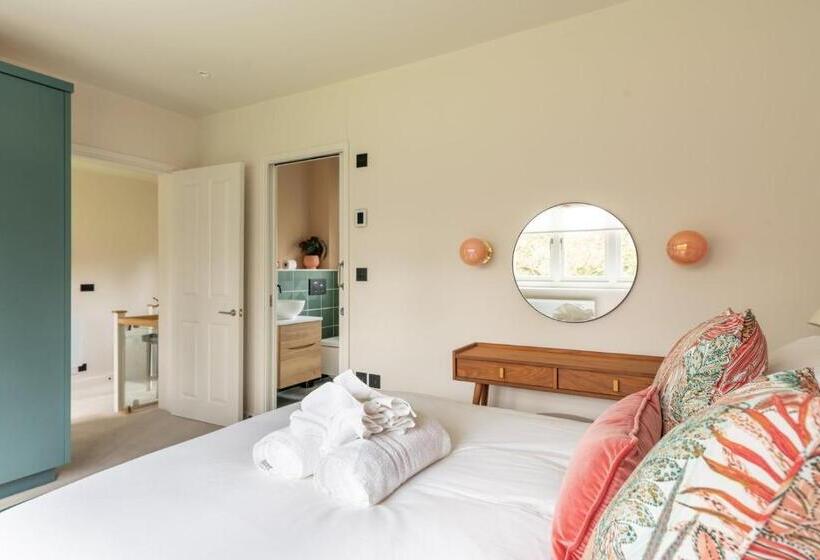 פנסיון Near Major Attractions | Comfortable | Tv