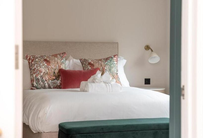 פנסיון Near Major Attractions | Comfortable | Tv