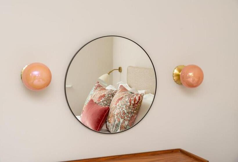 פנסיון Near Major Attractions | Comfortable | Tv