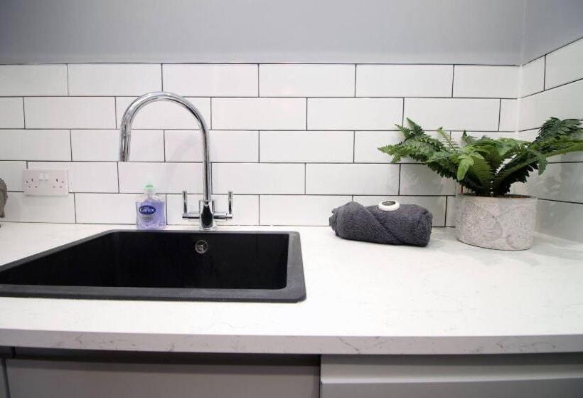 Pension (Hôtel basse catégorie) Wyndham Road 3br Lin Pontcanna