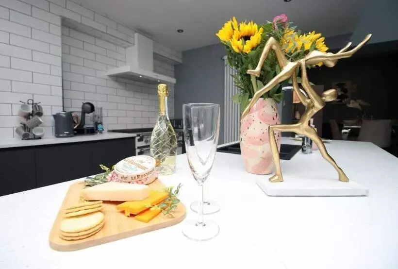 پانسیون Wyndham Road 3br Lin Pontcanna