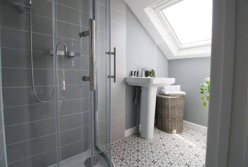 Pension (Hôtel basse catégorie) Wyndham Road 3br Lin Pontcanna