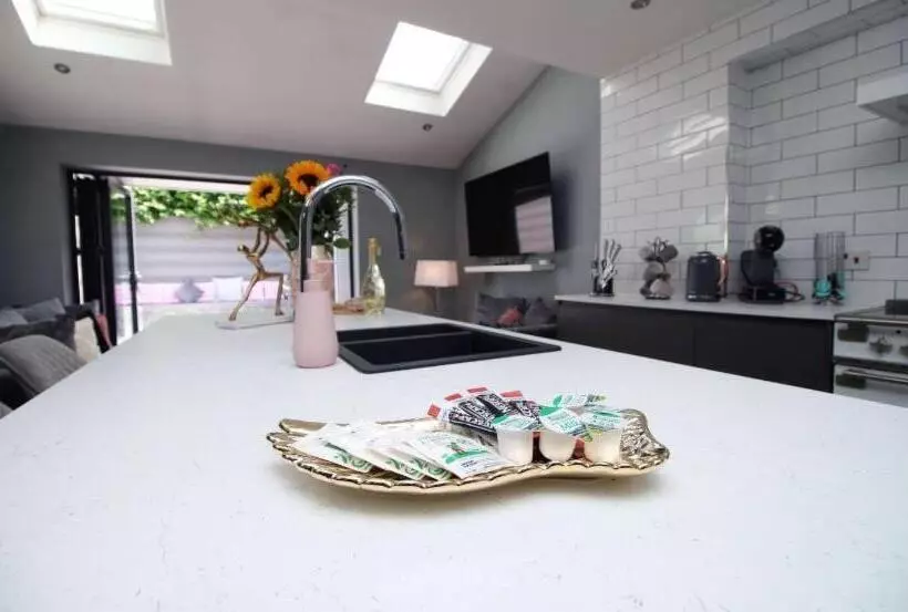 پانسیون Wyndham Road 3br Lin Pontcanna