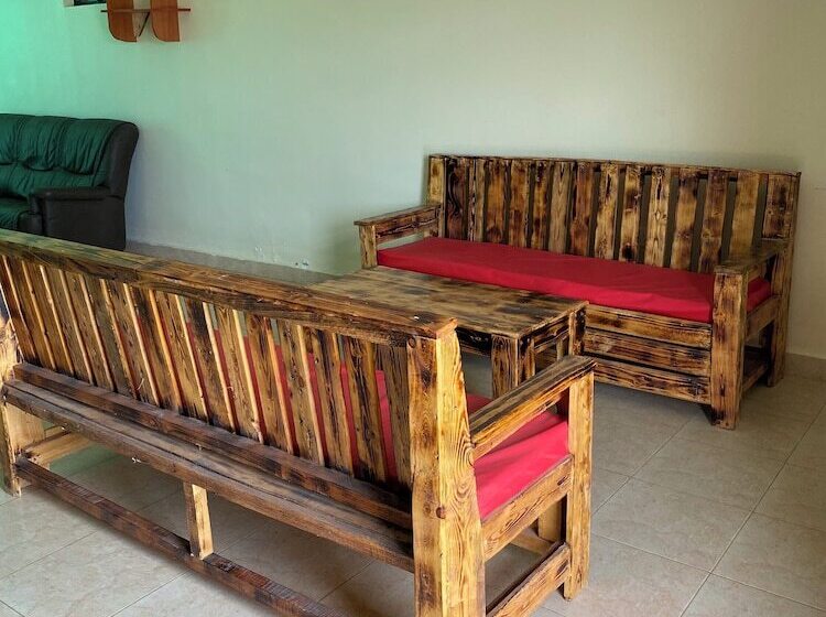 استراحتگاه Acacia Gardens Gilgil