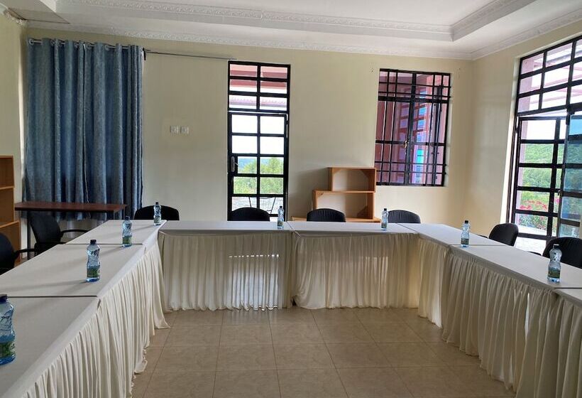 استراحتگاه Acacia Gardens Gilgil