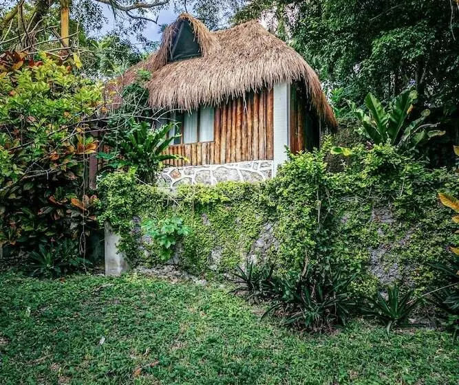 Hotelli Villa Santuario Lake Front Oasis