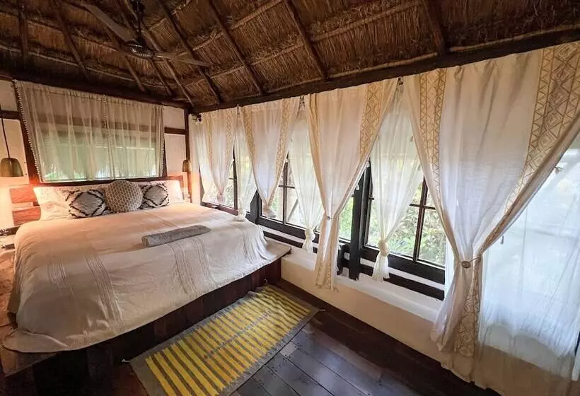 Hotelli Villa Santuario Lake Front Oasis