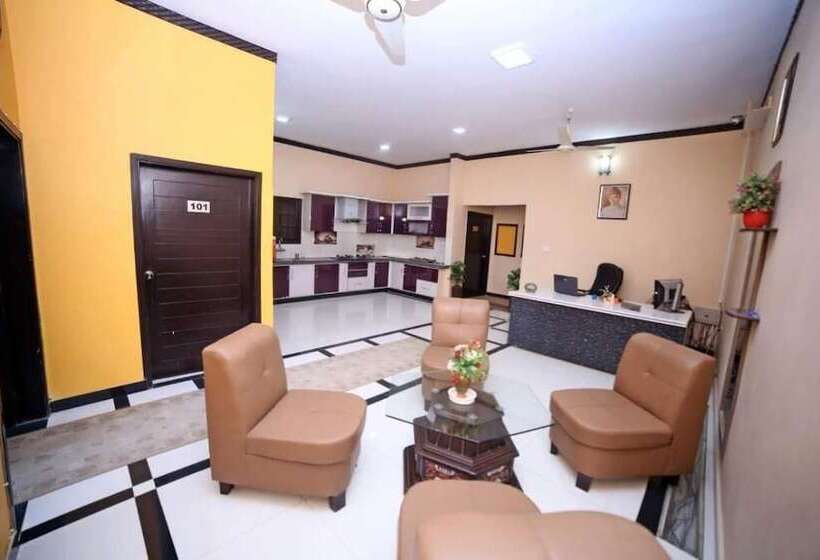 پانسیون Seasons Inn