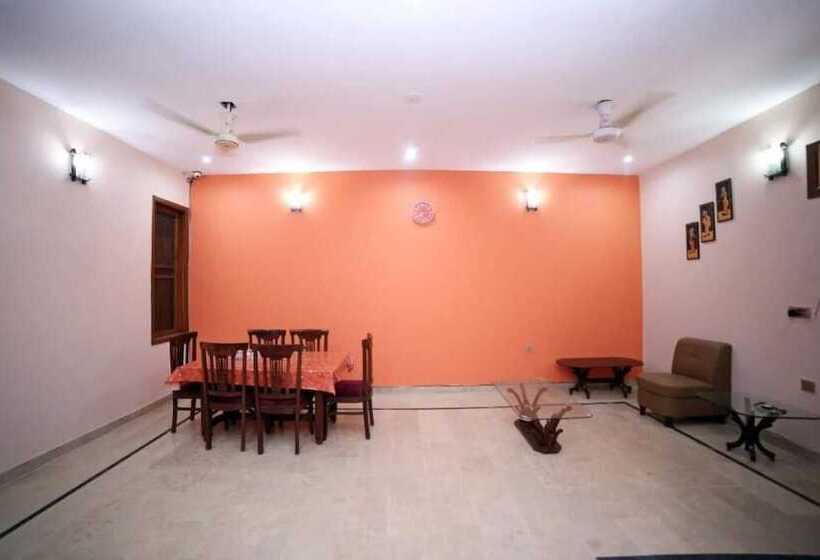 پانسیون Seasons Inn