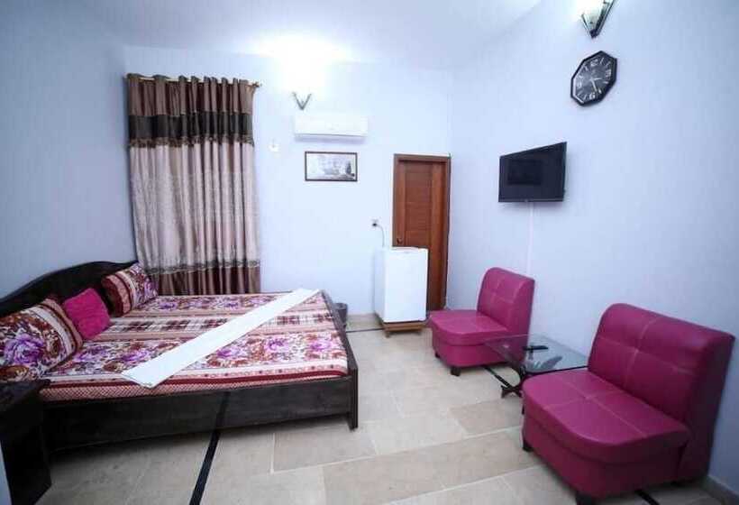 پانسیون Seasons Inn