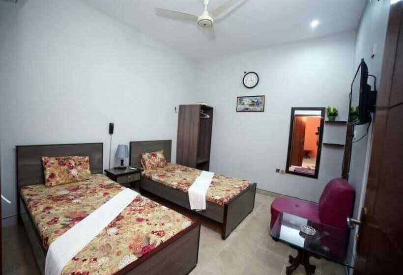 پانسیون Seasons Inn