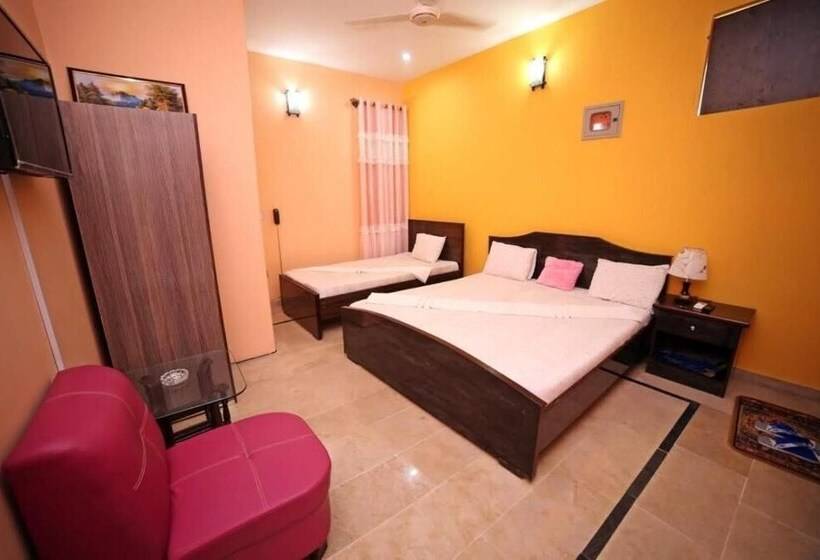 پانسیون Seasons Inn