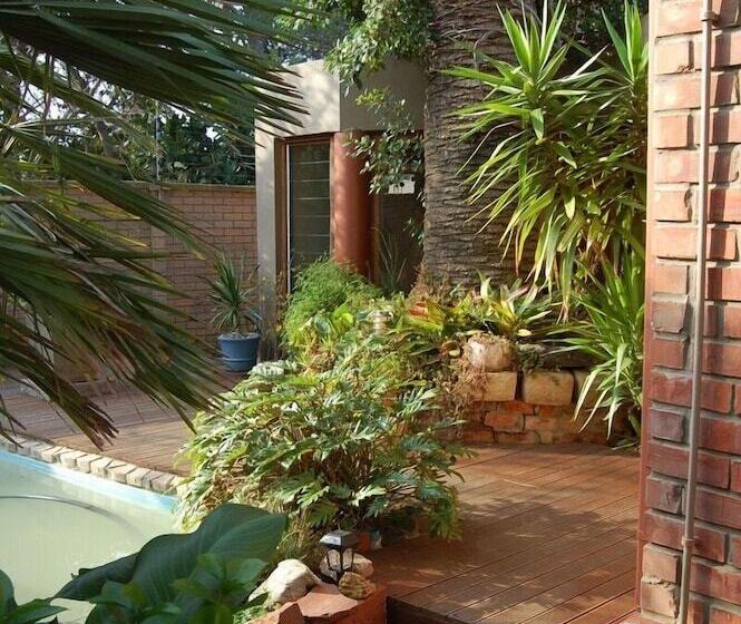 פנסיון A La Martha S Airport Guest House