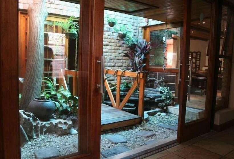 פנסיון A La Martha S Airport Guest House