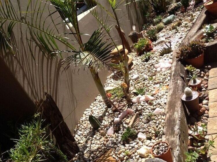 פנסיון A La Martha S Airport Guest House