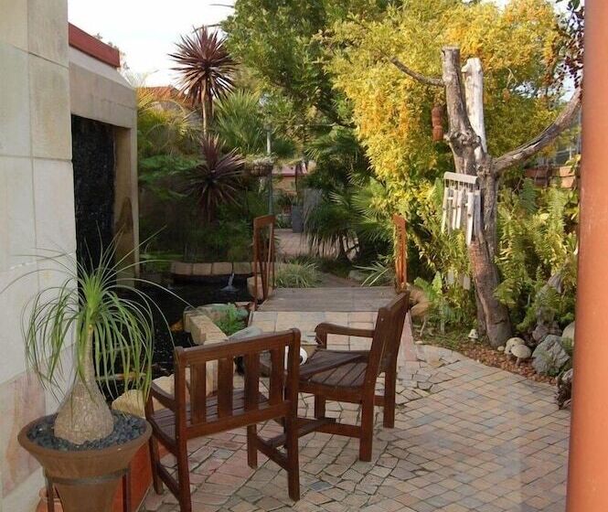 פנסיון A La Martha S Airport Guest House