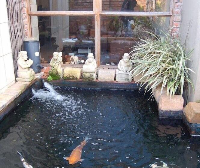 פנסיון A La Martha S Airport Guest House