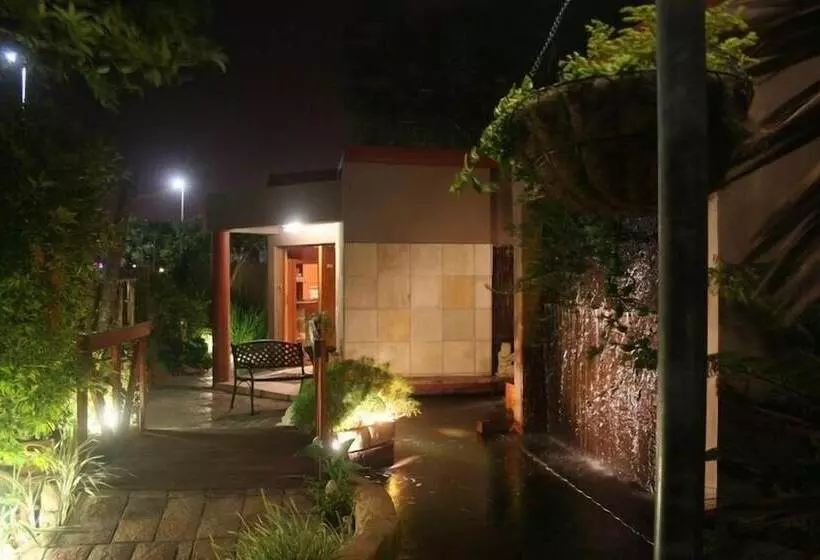 پانسیون A La Martha S Airport Guest House