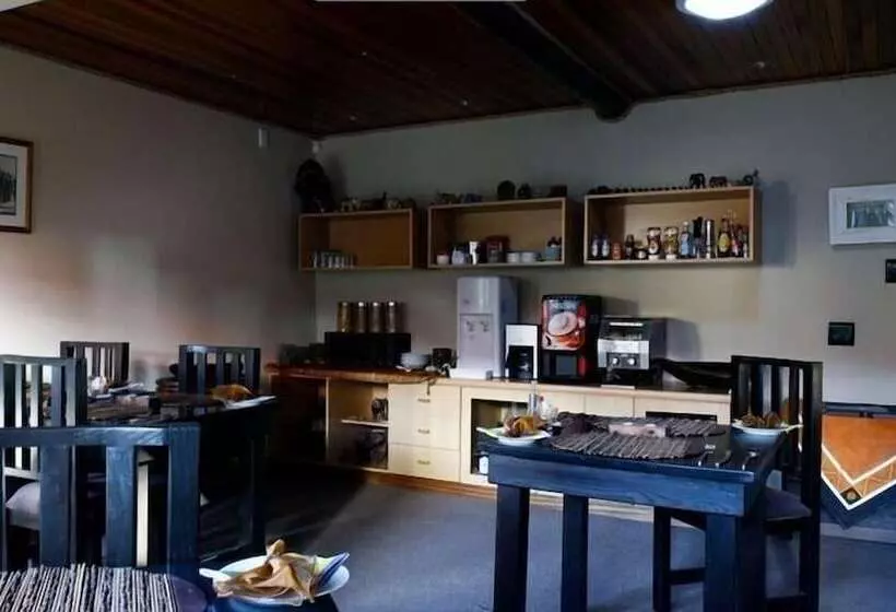 پانسیون A La Martha S Airport Guest House
