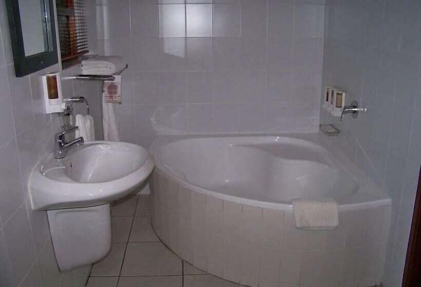 פנסיון A La Martha S Airport Guest House