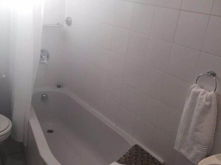 פנסיון A La Martha S Airport Guest House