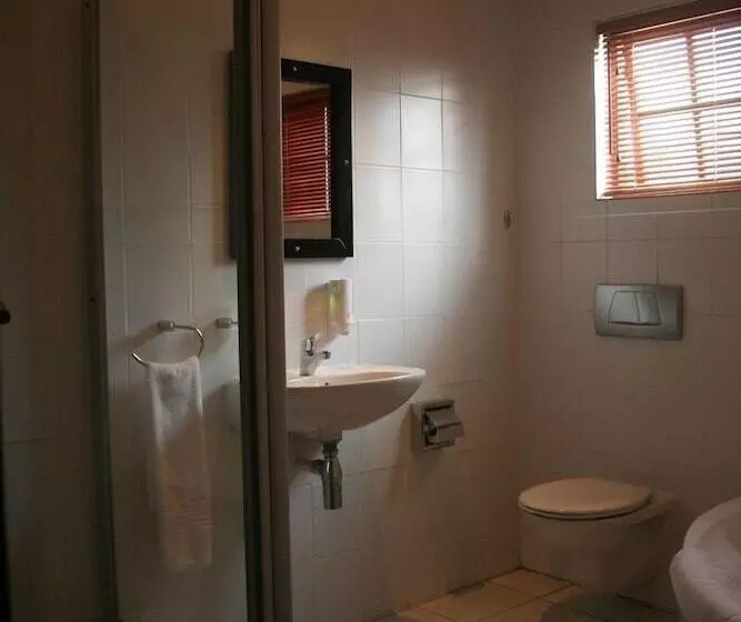 پانسیون A La Martha S Airport Guest House