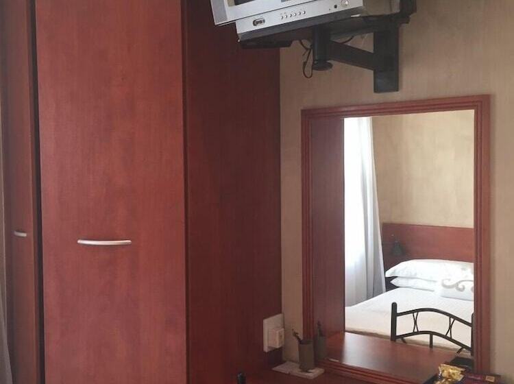 פנסיון A La Martha S Airport Guest House