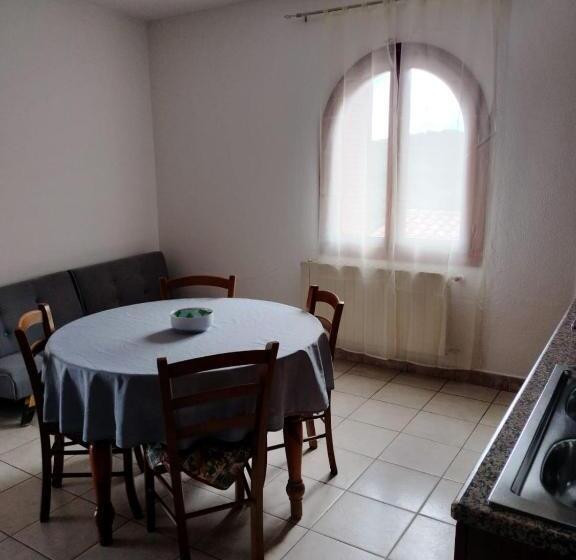 تختخواب و صبحانه Bandi House