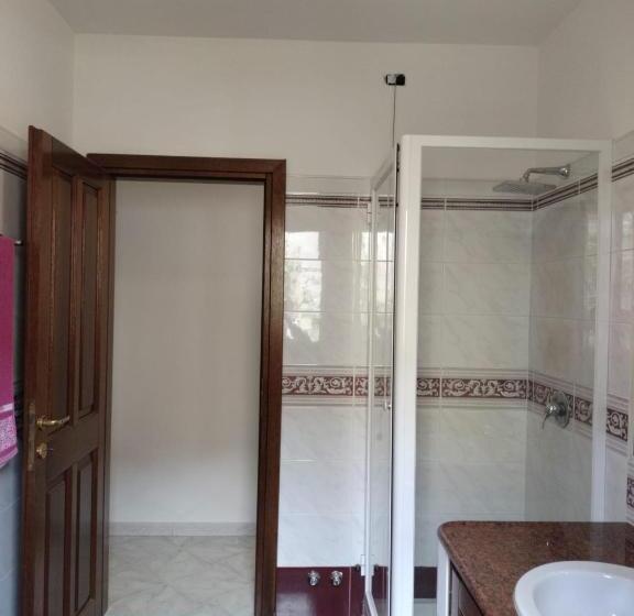 تختخواب و صبحانه Bandi House