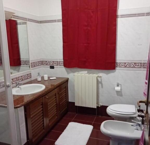 تختخواب و صبحانه Bandi House