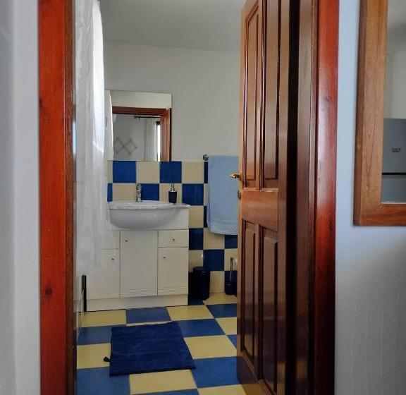 تختخواب و صبحانه Bandi House