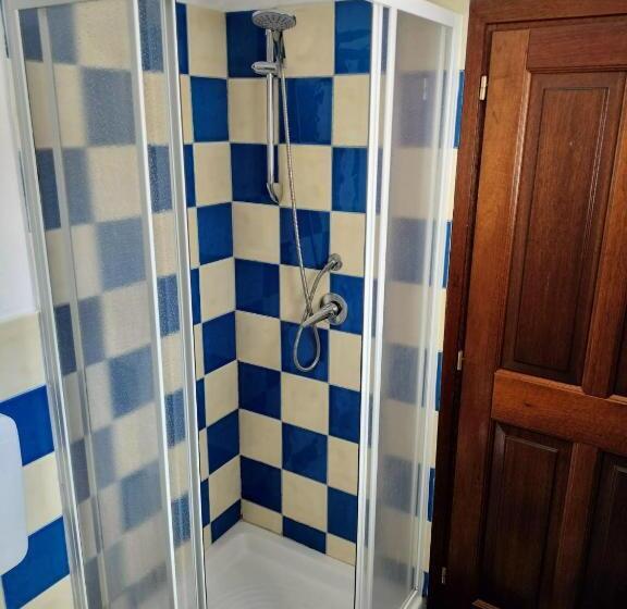 تختخواب و صبحانه Bandi House