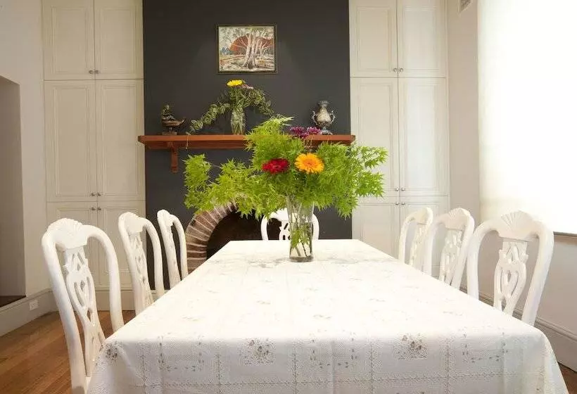 Aamiaismajoitus (B&B) Lowena Cafe And Accommodation