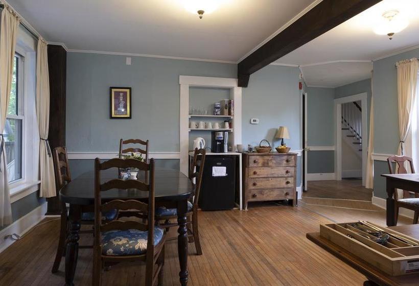 مبيت وإفطار The Karass Inn