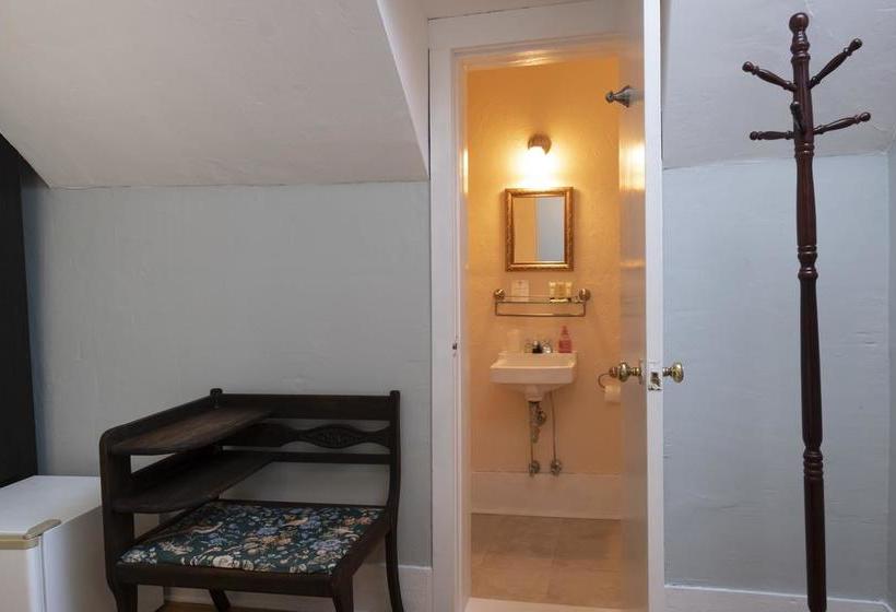 مبيت وإفطار The Karass Inn