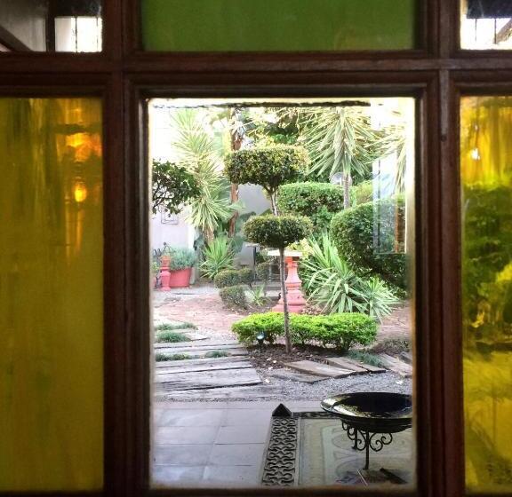 Пансион 84 On Fourth Guest House