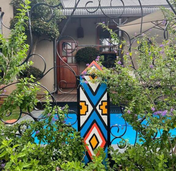 Пансион 84 On Fourth Guest House