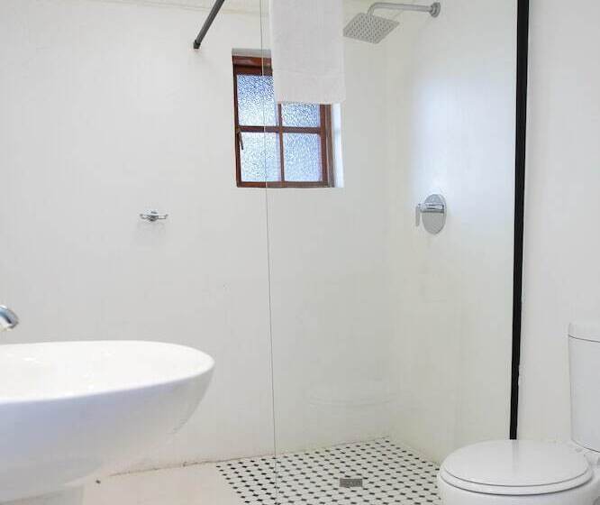 Пансион 84 On Fourth Guest House