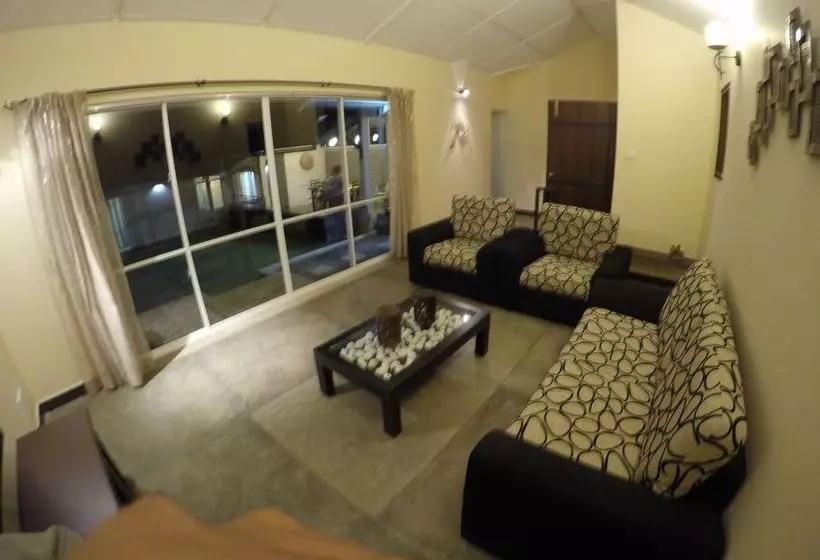 تختخواب و صبحانه The Victoria Nest Bungalow