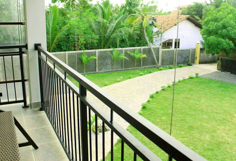 Отель Sea Breeze Deluxe Inn