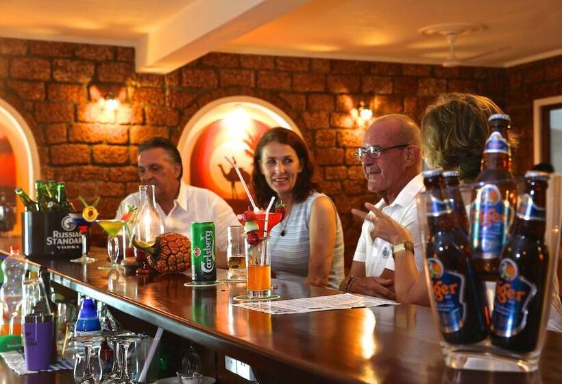 Отель Whispering Palms