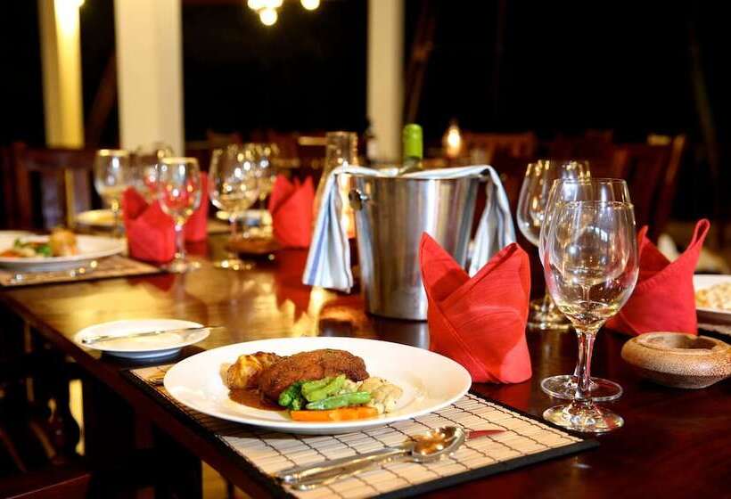 Отель Whispering Palms