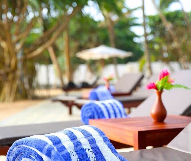 Отель Whispering Palms