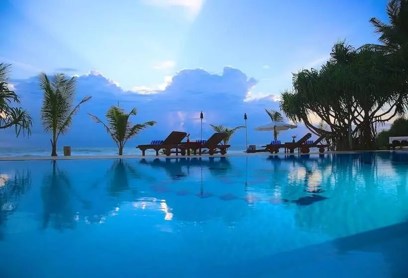 هتل Whispering Palms
