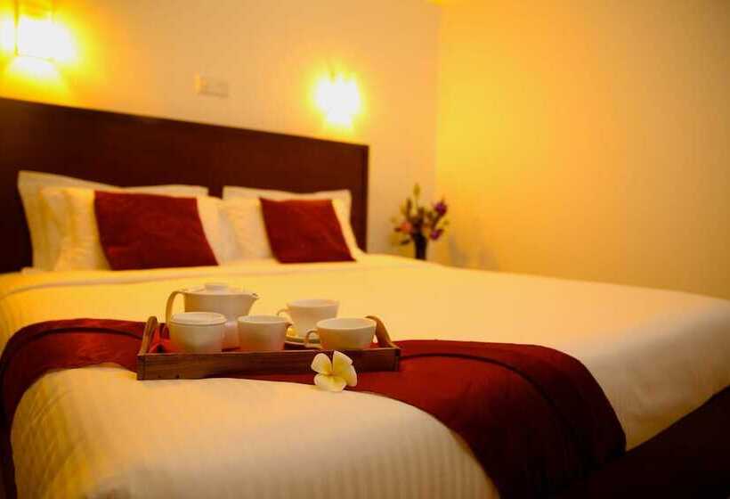 Отель Whispering Palms